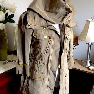 BCBGMAXAZRIA short raincoat with gold hardware